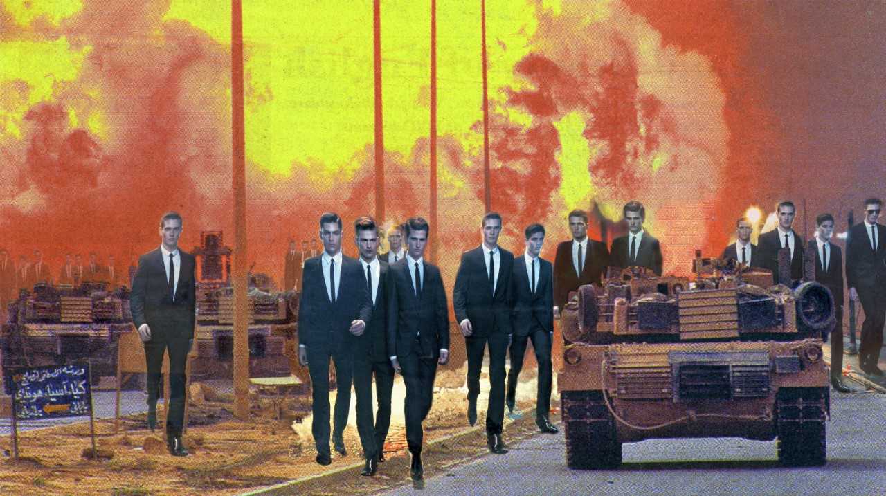 Eine Collage auf der junge Männer in Anzügen neben einem Panzer stehen, im Hintergrund sieht man eine Feuerwand