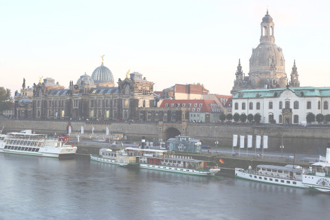 Blick auf die HFBK Dresden von der Elbe aus. Rechts im Bild ist die Dresdner Frauenkirche
